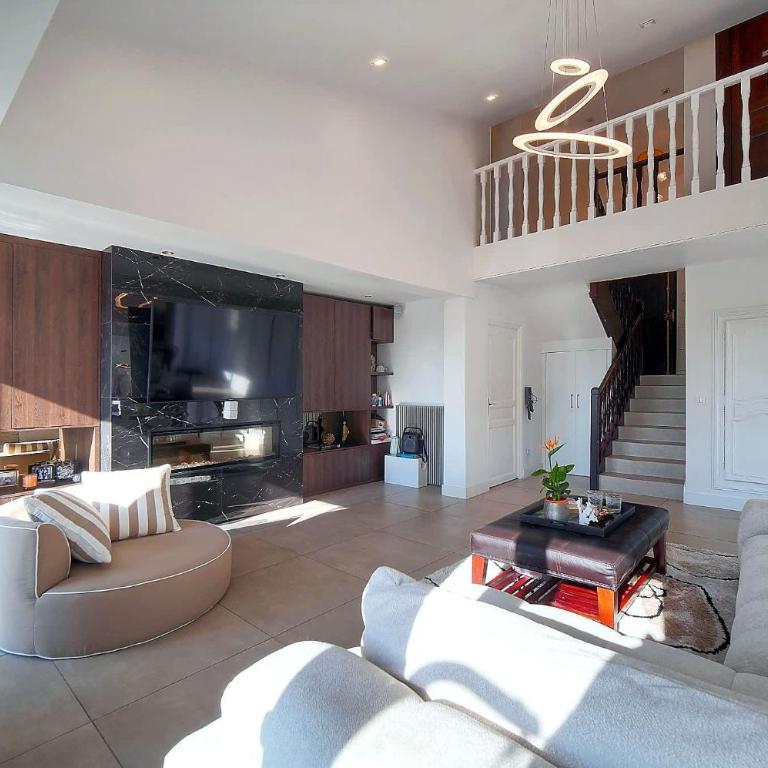 Luxury Getaway - Modern Villa with pool and AC - Villa - 29