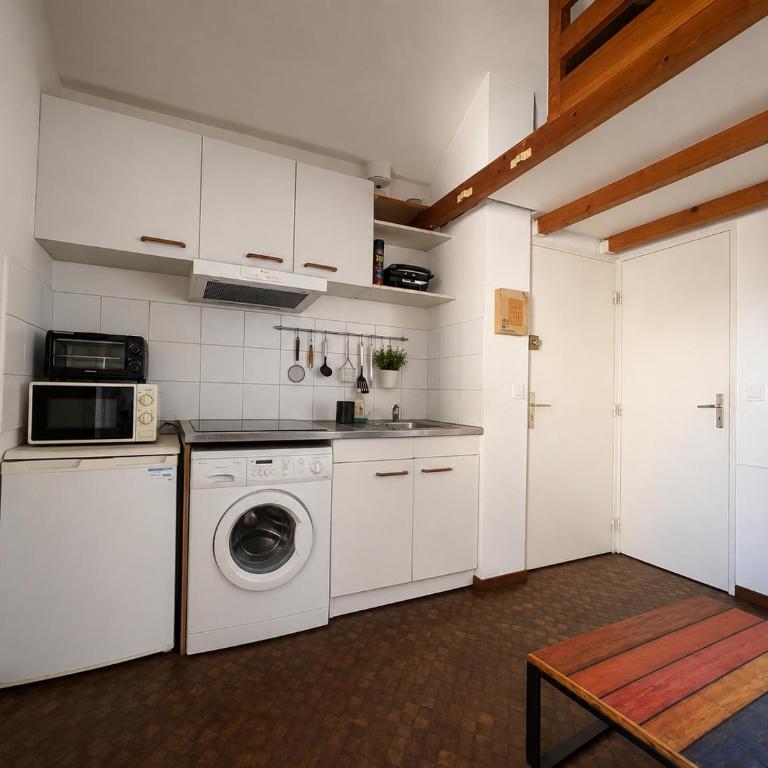 Charmant T2 - Three-Bedroom Apartment - 7
