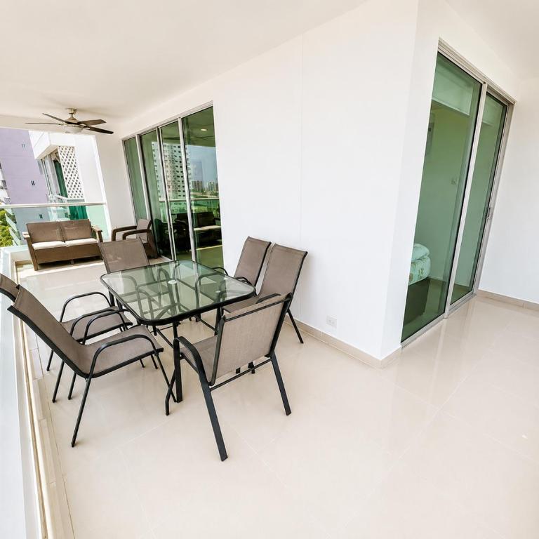 Apartamento en Cartagena con balcon con vista al mar y piscina - Three-Bedroom Apartment - 21