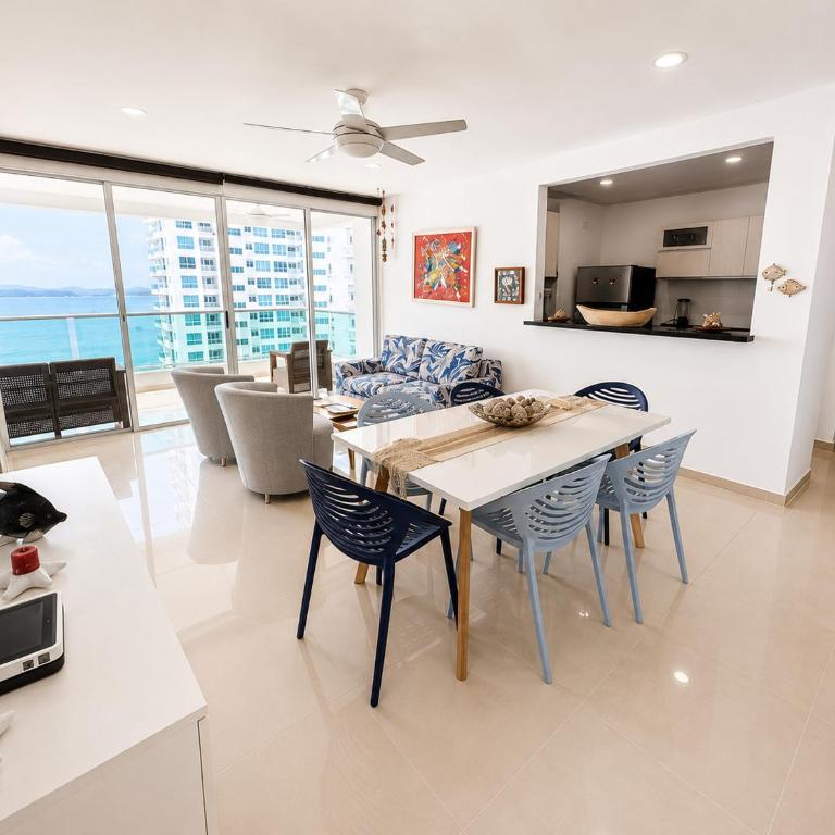 Apartamento en Cartagena con balcon con vista al mar y piscina - Three-Bedroom Apartment - 11