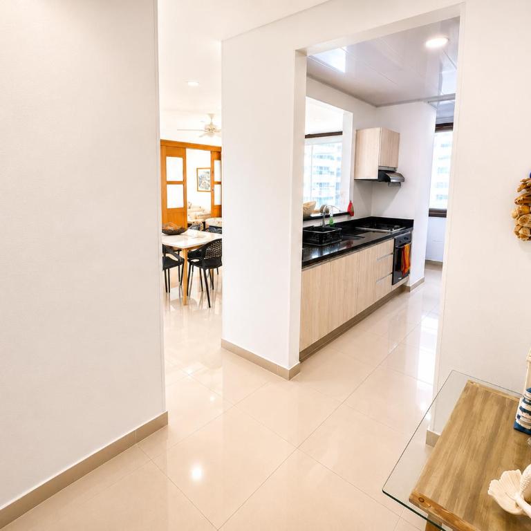 Apartamento en Cartagena con balcon con vista al mar y piscina - Three-Bedroom Apartment - 35