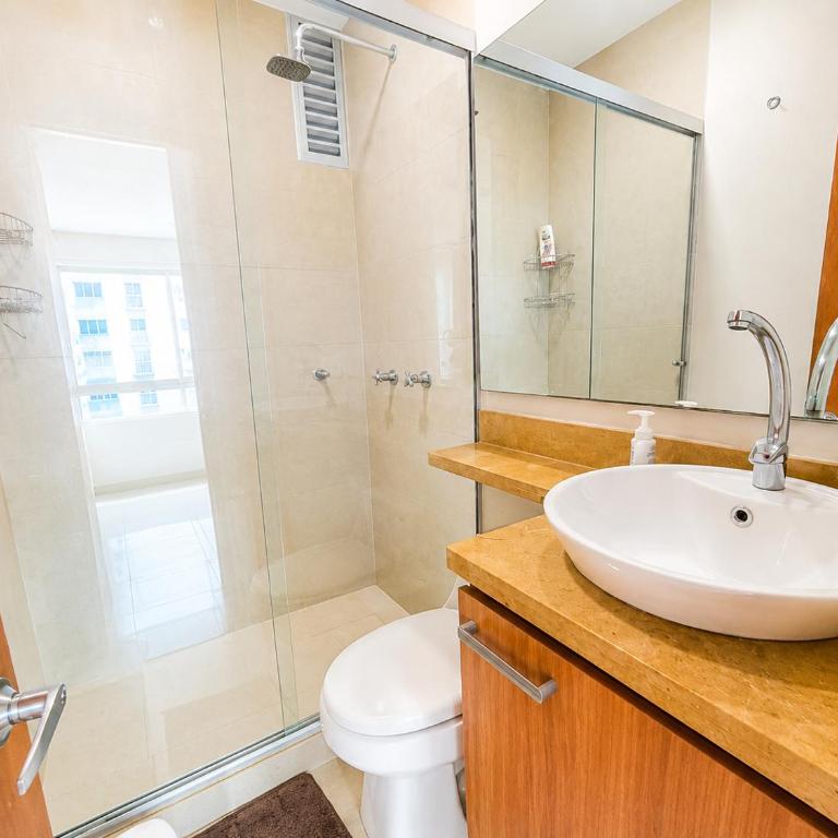 Apartamento en Cartagena con balcon con vista al mar y piscina - Three-Bedroom Apartment - 29
