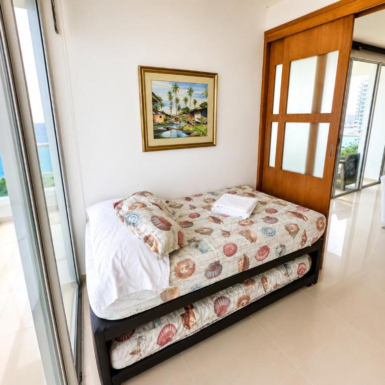 Apartamento en Cartagena con balcon con vista al mar y piscina - Three-Bedroom Apartment - 33