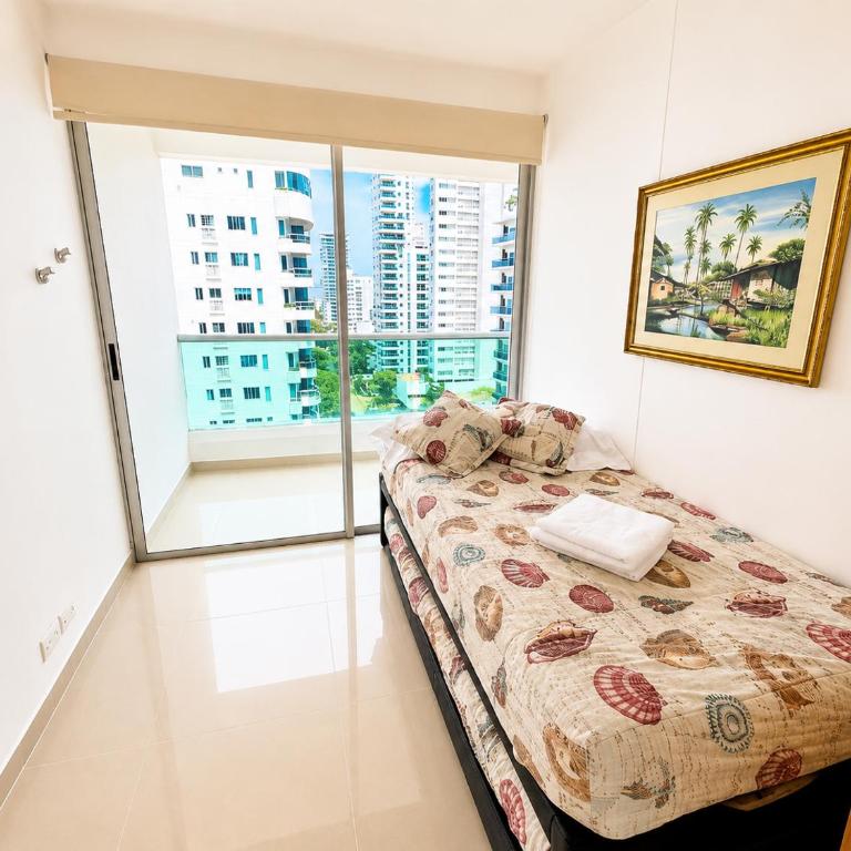 Apartamento en Cartagena con balcon con vista al mar y piscina - Three-Bedroom Apartment - 15