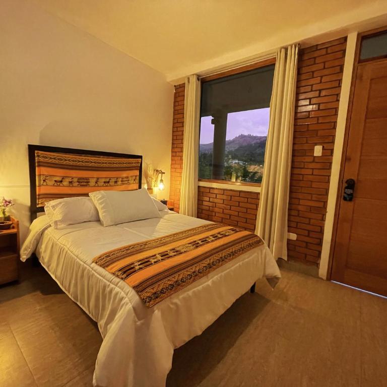 Runaway Hotel - Family Room - 12