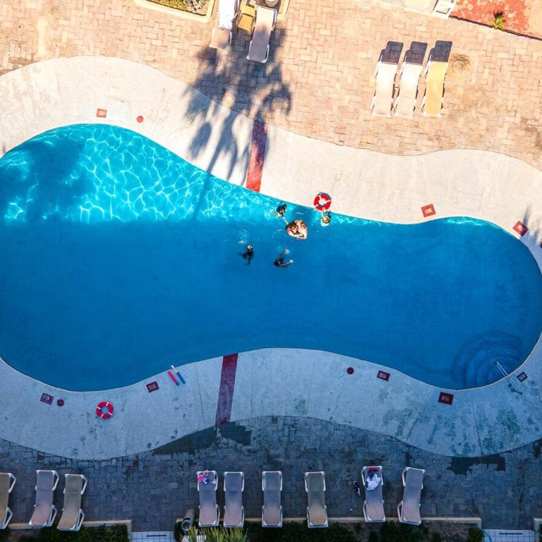 Stunning Pool Condo, 8 Min Walk to the Beach! - Apartamento de 2 dormitorios - 3