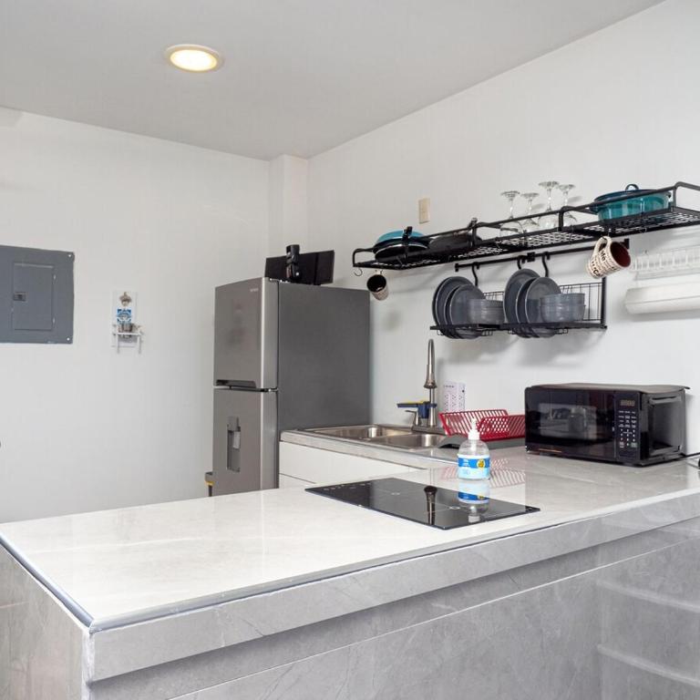 Stunning Pool Condo, 8 Min Walk to the Beach! - Apartamento de 2 dormitorios - 5