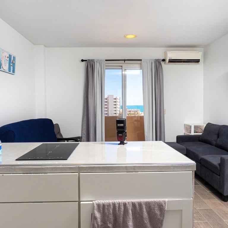 Stunning Pool Condo, 8 Min Walk to the Beach! - Apartamento de 2 dormitorios - 8