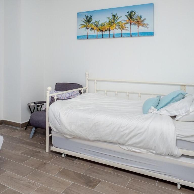 Stunning Pool Condo, 8 Min Walk to the Beach! - Apartamento de 2 dormitorios - 11