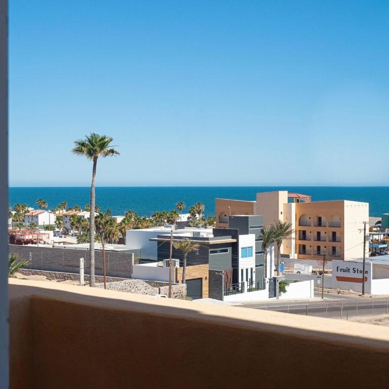 Stunning Pool Condo, 8 Min Walk to the Beach! - Apartamento de 2 dormitorios - 22