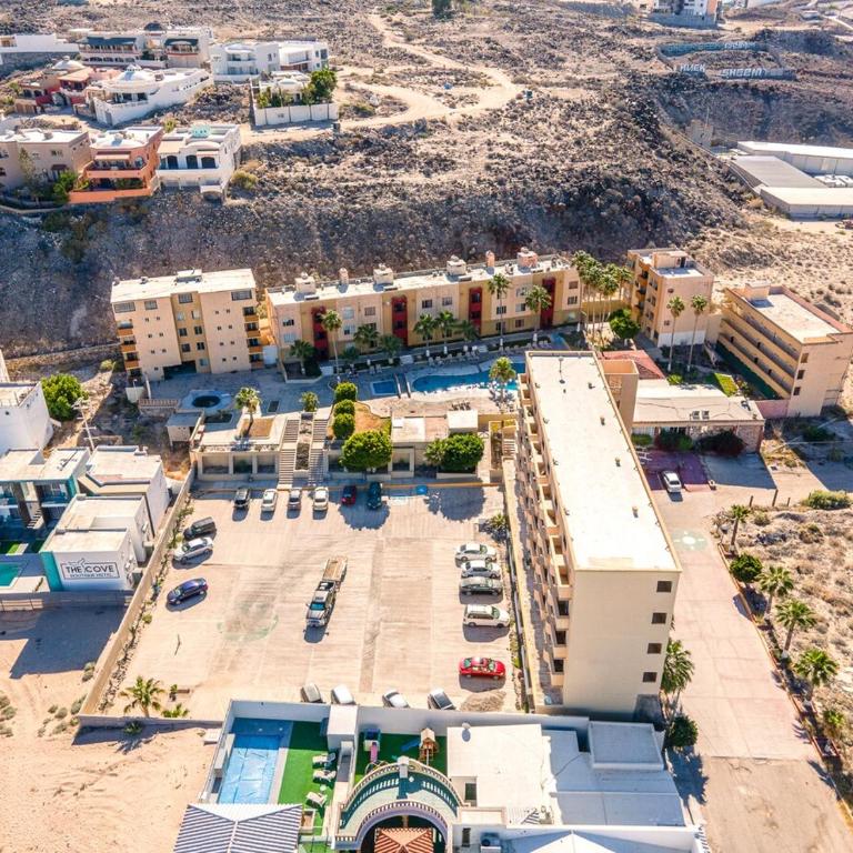 Stunning Pool Condo, 8 Min Walk to the Beach! - Apartamento de 2 dormitorios - 24