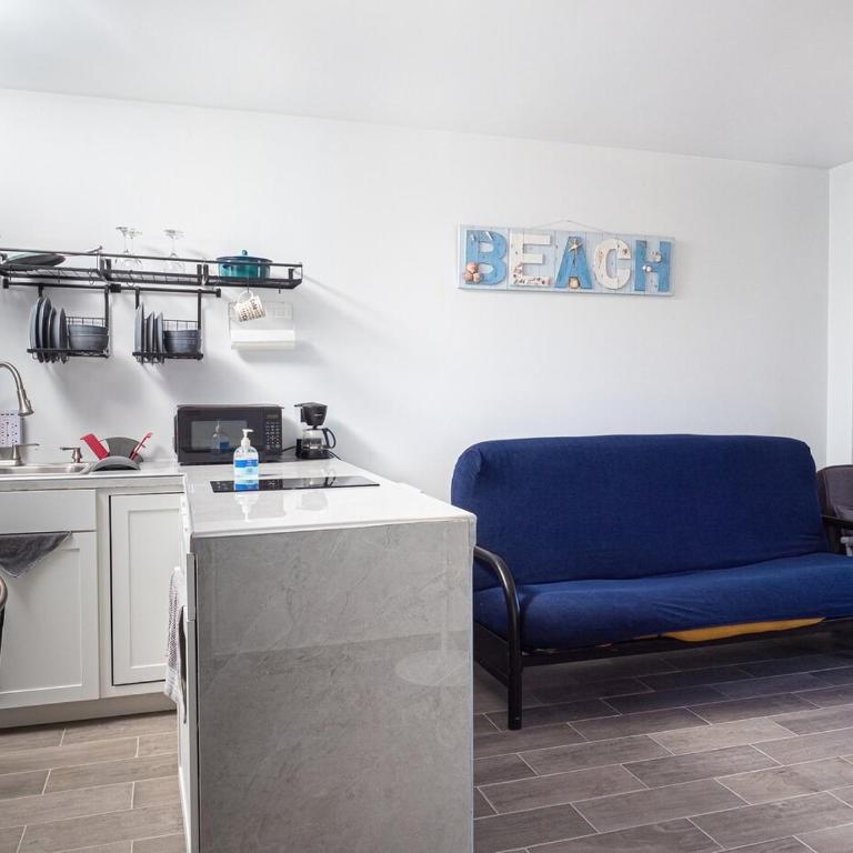 Stunning Pool Condo, 8 Min Walk to the Beach! - Apartamento de 2 dormitorios - 26
