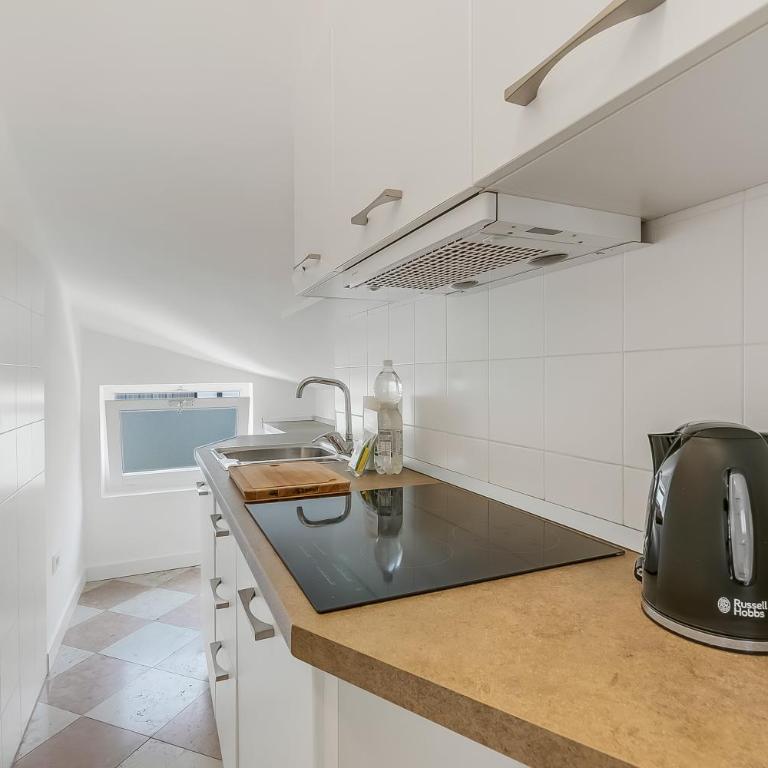 Blu Gem Modern 1BR Apt. in Riva del Garda (Sleeps 4) - Happy Rentals - Appartamento con Vista Montagna - 5