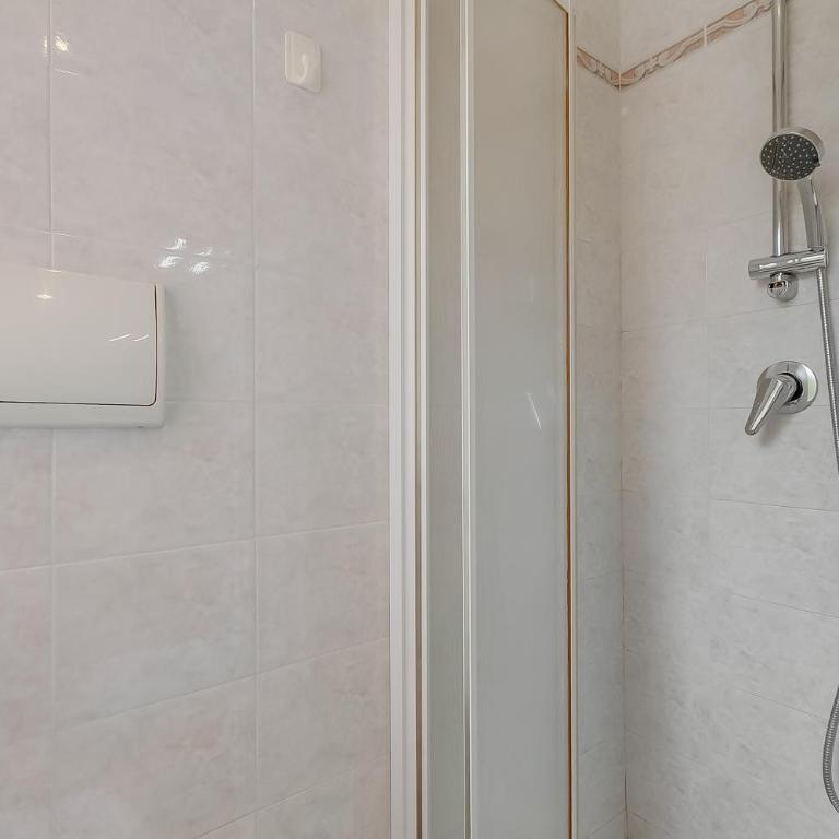Blu Gem Modern 1BR Apt. in Riva del Garda (Sleeps 4) - Happy Rentals - Appartamento con Vista Montagna - 16