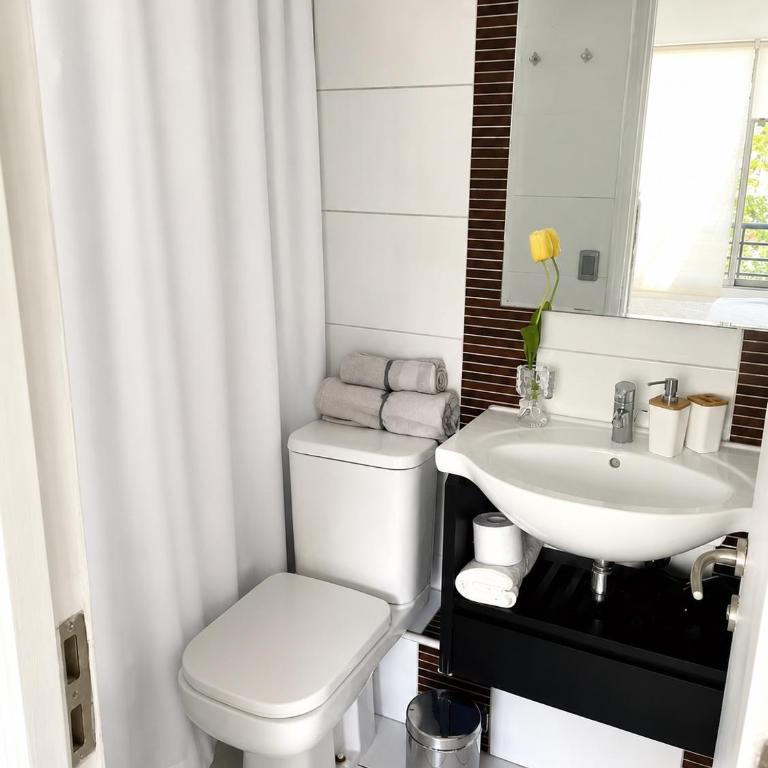 201 Providencia Estacionamiento - One-Bedroom Apartment - 17