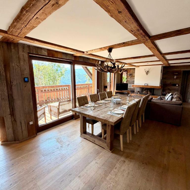 Luxury Chalet with Hot Tub & Mountain Views - Apartment - 2