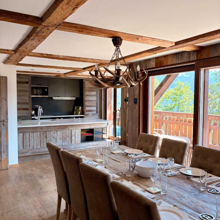 Luxury Chalet with Hot Tub & Mountain Views - Apartment - 3