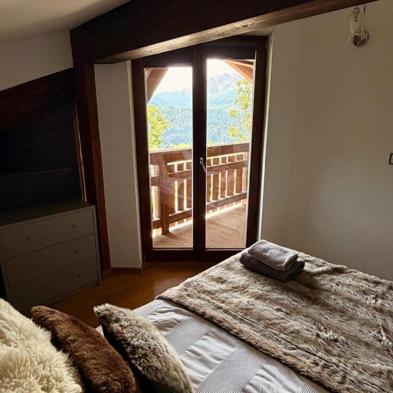 Luxury Chalet with Hot Tub & Mountain Views - Apartment - 17