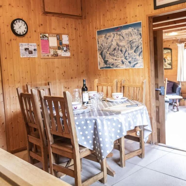 Cozy Chalet with Private Parking Sleeps 7 - Appartement - 3