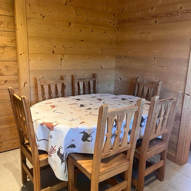 Cozy Chalet with Private Parking Sleeps 7 - Appartement - 27