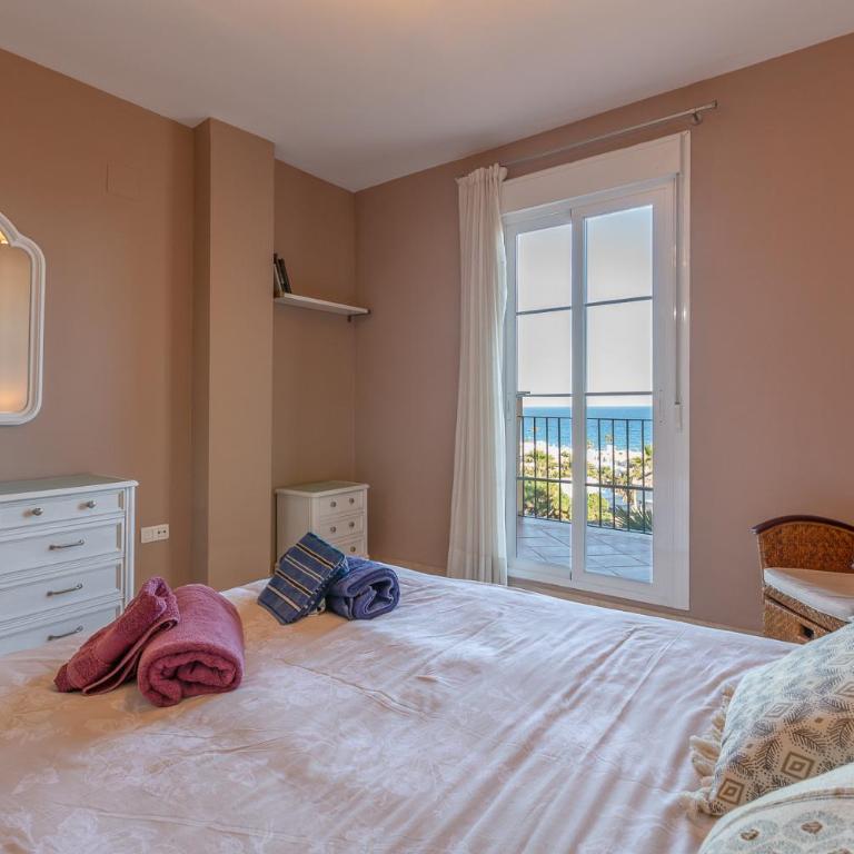 Amplio y cerca del mar Disponible Parking - Three-Bedroom Apartment with Balcony - 8