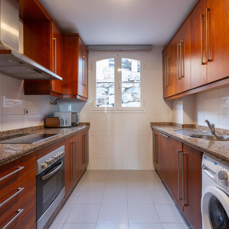 Amplio y cerca del mar Disponible Parking - Three-Bedroom Apartment with Balcony - 11