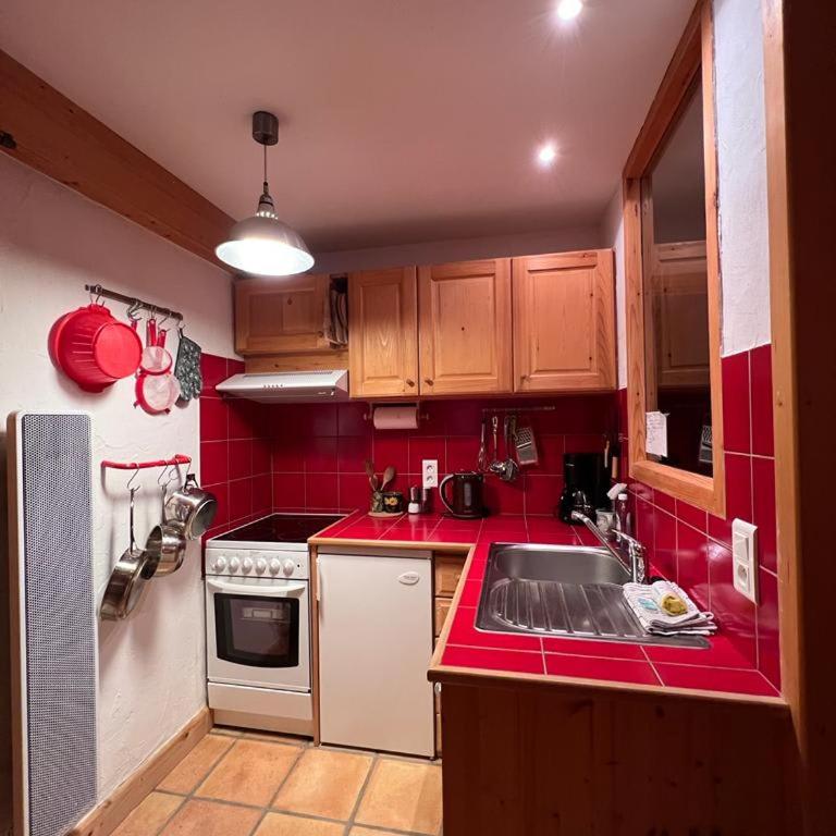 Cosy Apt Close to Ski Lift Easy Access to Town - Apartment - 4