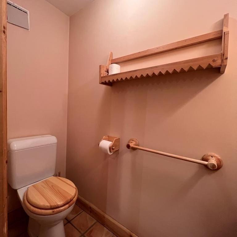 Cosy Apt Close to Ski Lift Easy Access to Town - Apartment - 5