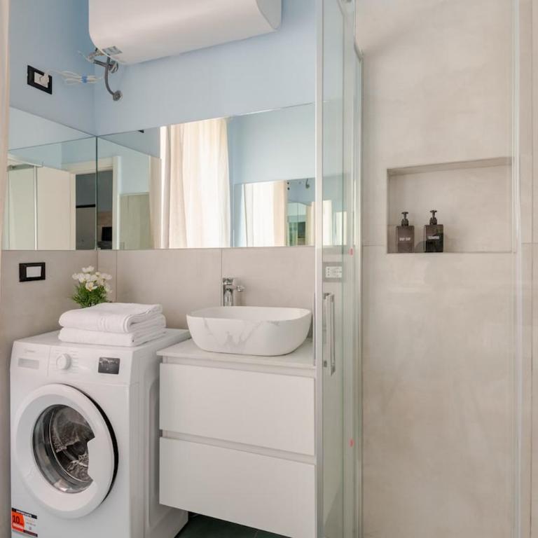 Quiet & Modern - Near Metro, 15 min to Duomo - One-Bedroom Apartment - 6