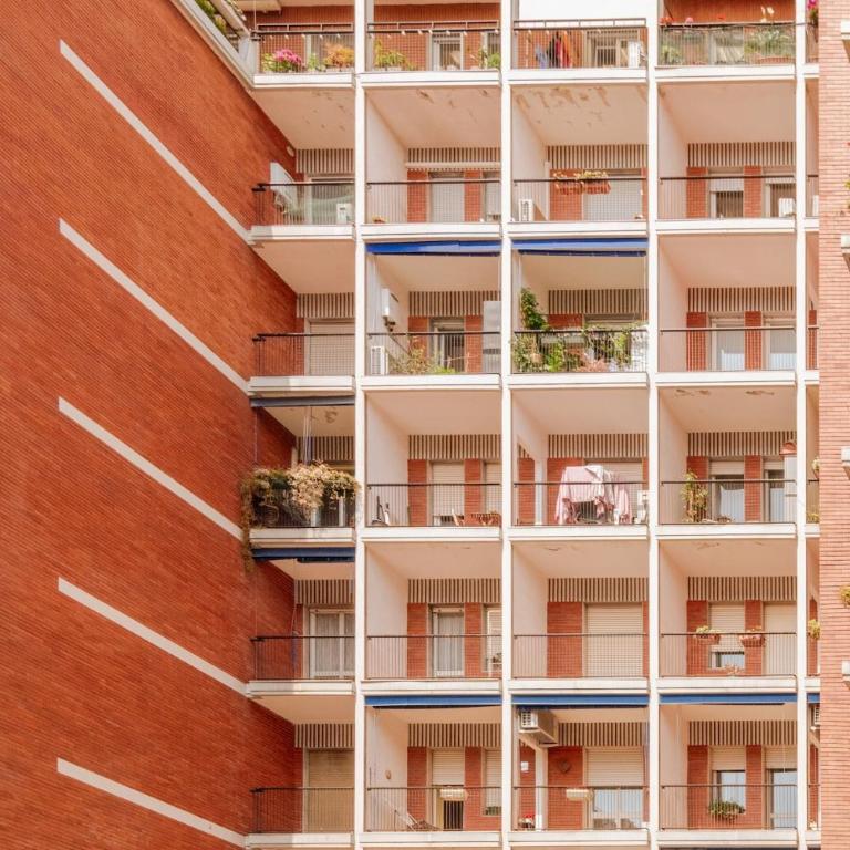 Quiet & Modern - Near Metro, 15 min to Duomo - One-Bedroom Apartment - 9