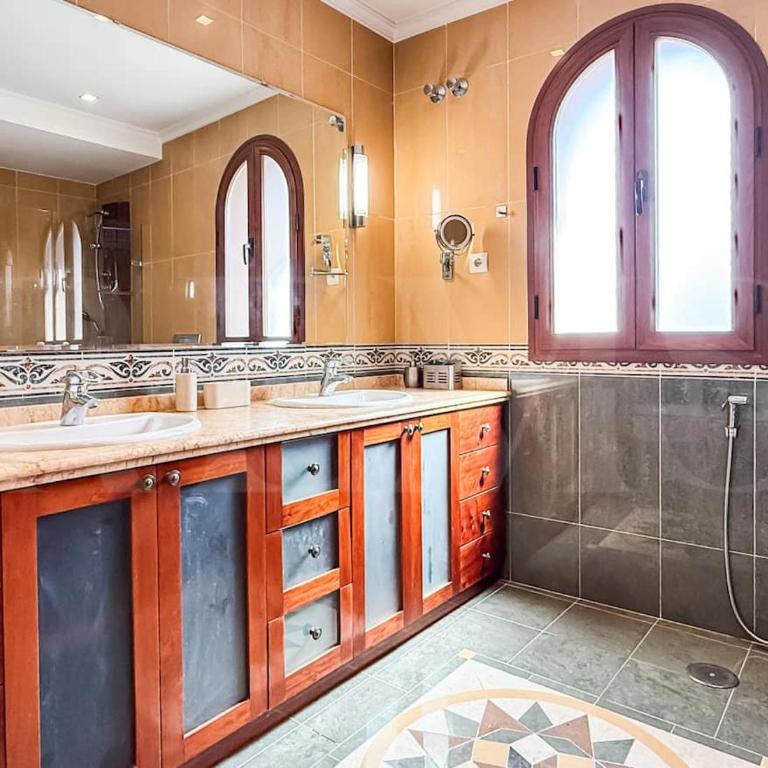 4 Bed villa with Pool and Cinema Room - Villa - 12