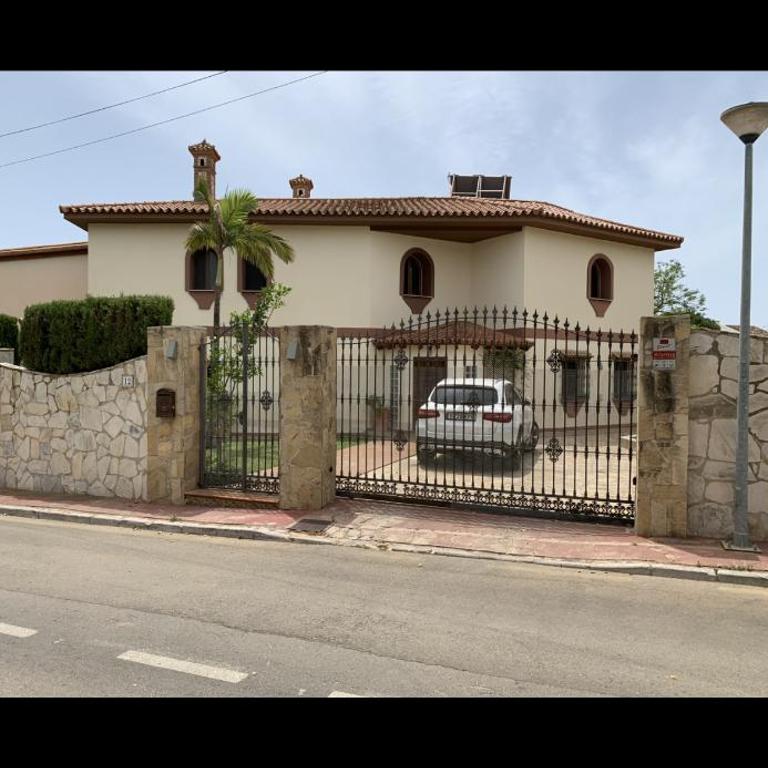 4 Bed villa with Pool and Cinema Room - Villa - 14