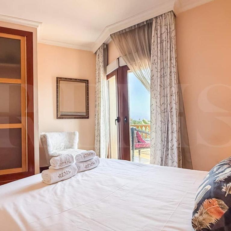 4 Bed villa with Pool and Cinema Room - Villa - 21