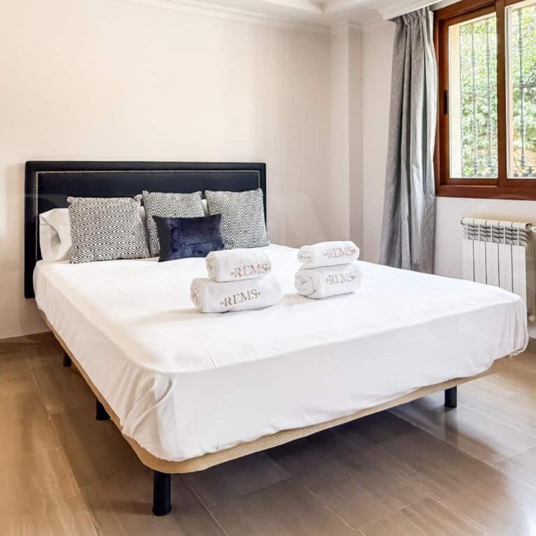 4 Bed villa with Pool and Cinema Room - Villa - 22