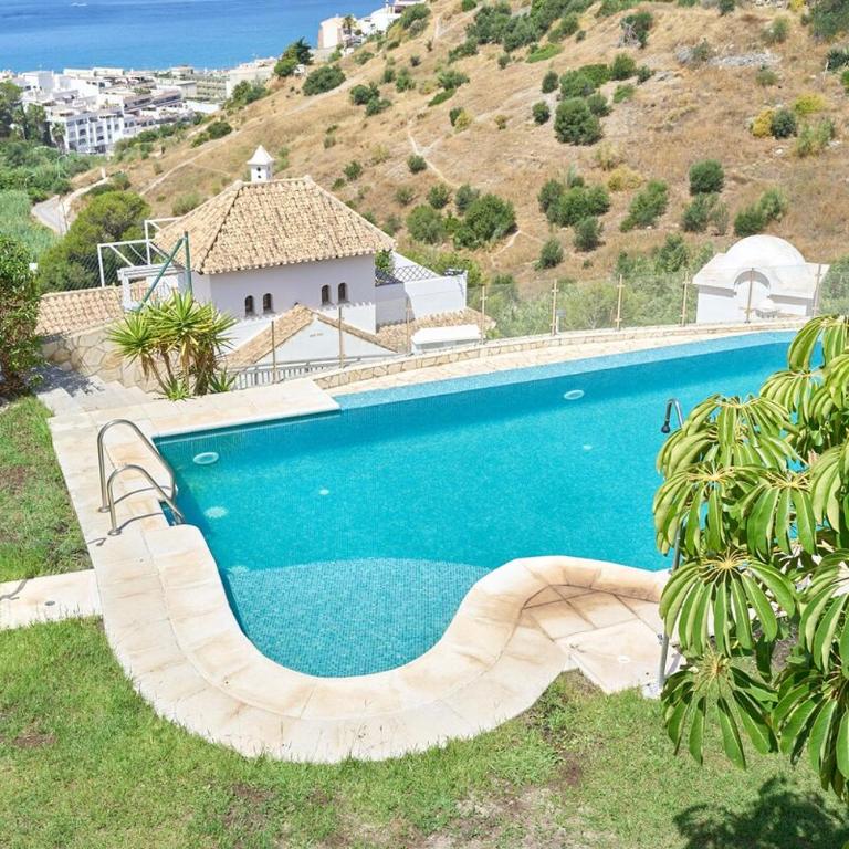 Sunny Sea View Condo with Private Patio, Shared Pool, Amazing Views, Full Kitchen - Two-Bedroom Apartment - 12