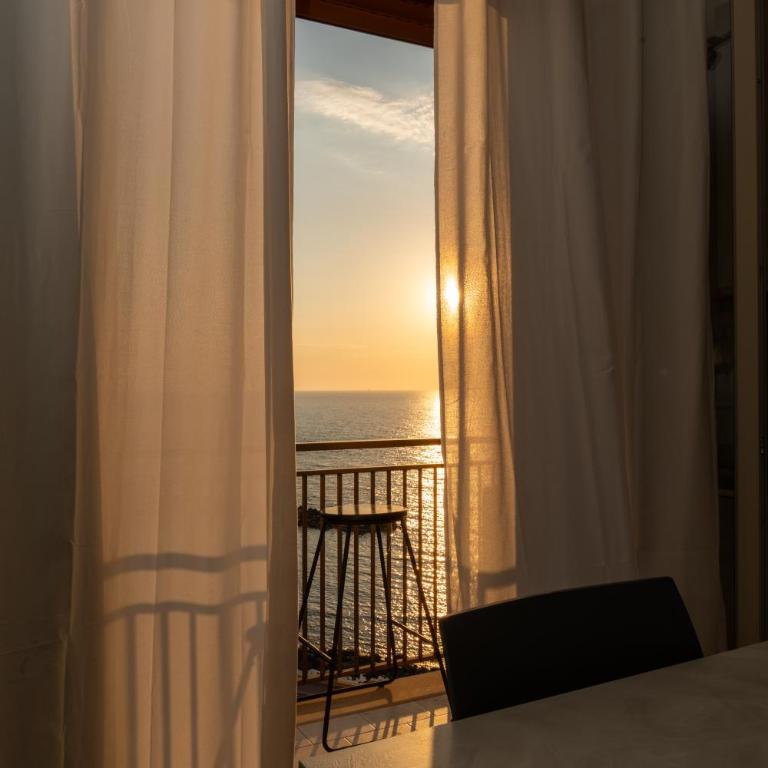 Almarè rooms Trapani - Deluxe Double Room with Balcony and Sea View - 1