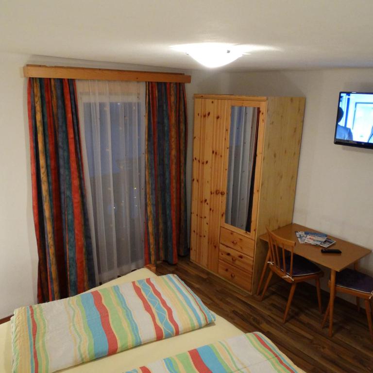 Gästehaus Posch - Doppelzimmer mit Gemeinschaftsbad - 9
