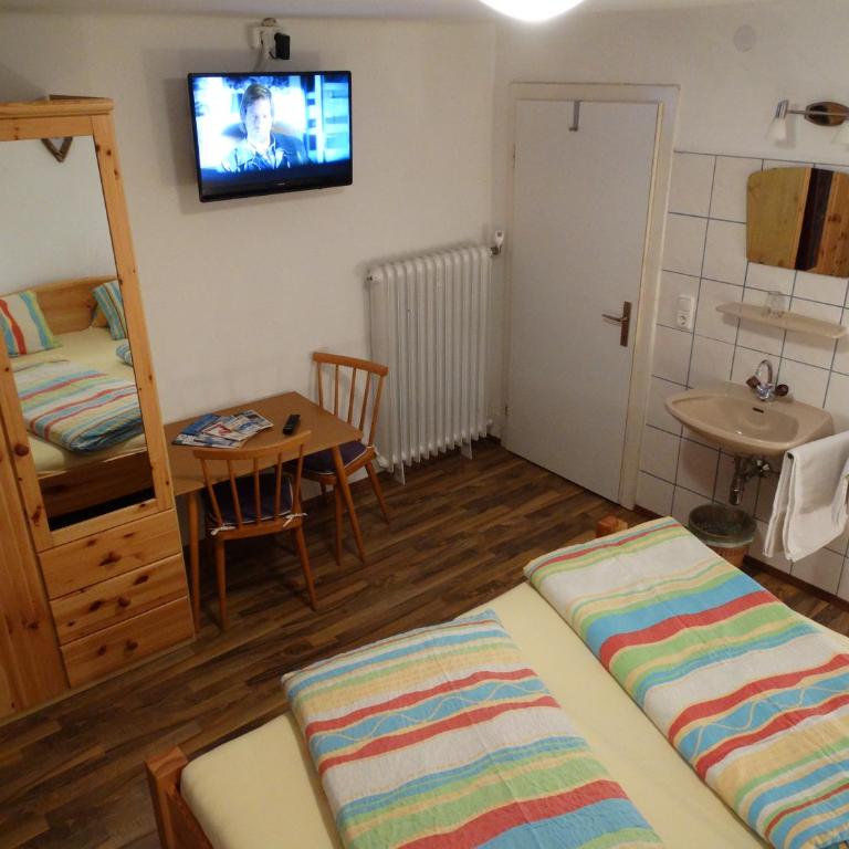 Gästehaus Posch - Doppelzimmer mit Gemeinschaftsbad - 8