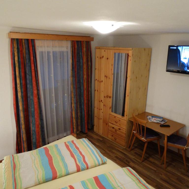Gästehaus Posch - Doppelzimmer mit Gemeinschaftsbad - 6