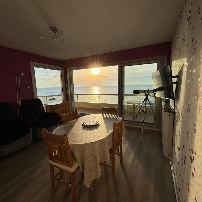 Appartement face MER, 2 chambres, proche commerces - Appartement 2 Chambres - 10