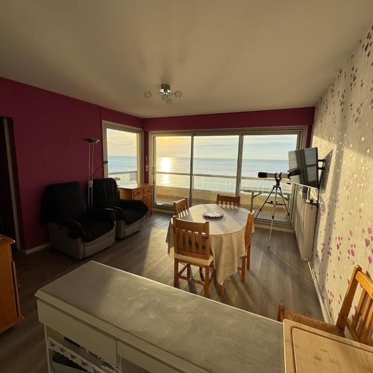 Appartement face MER, 2 chambres, proche commerces - Appartement 2 Chambres - 12