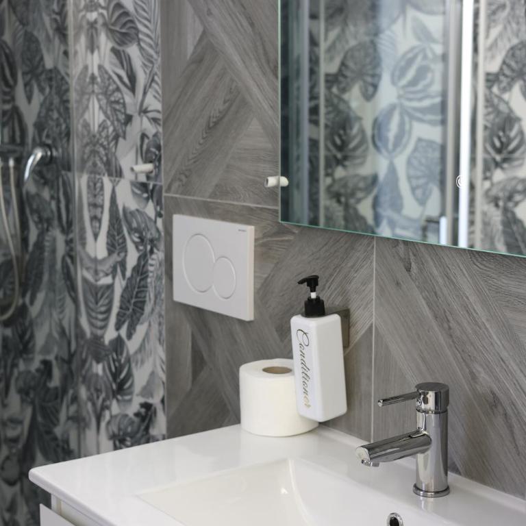 D'oro Hospitality - Queen Room - 2