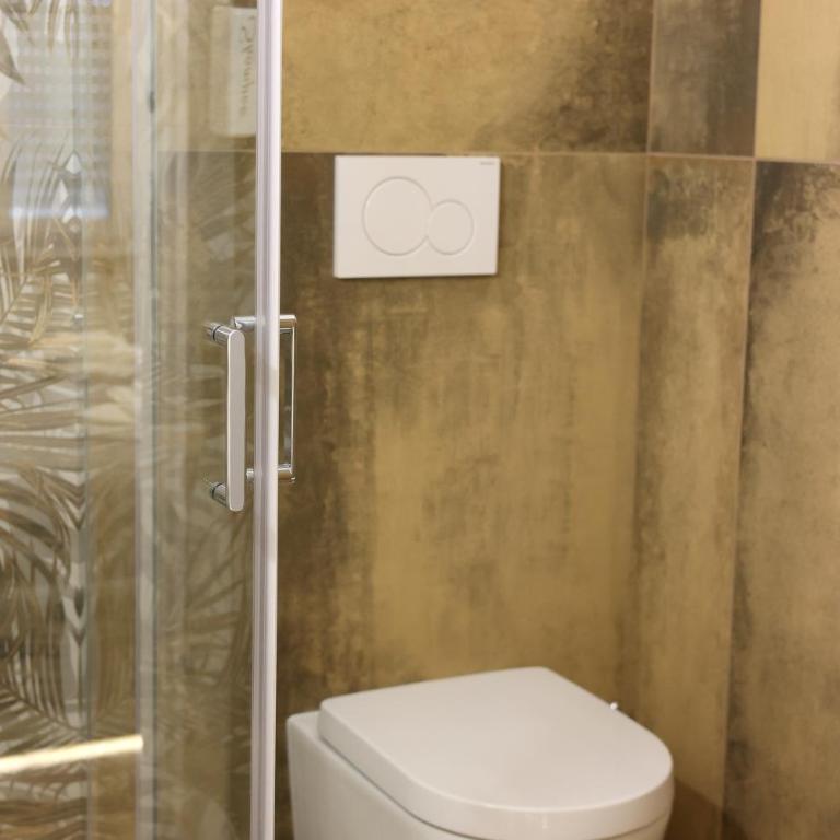 D'oro Hospitality - Deluxe Double Room - 11
