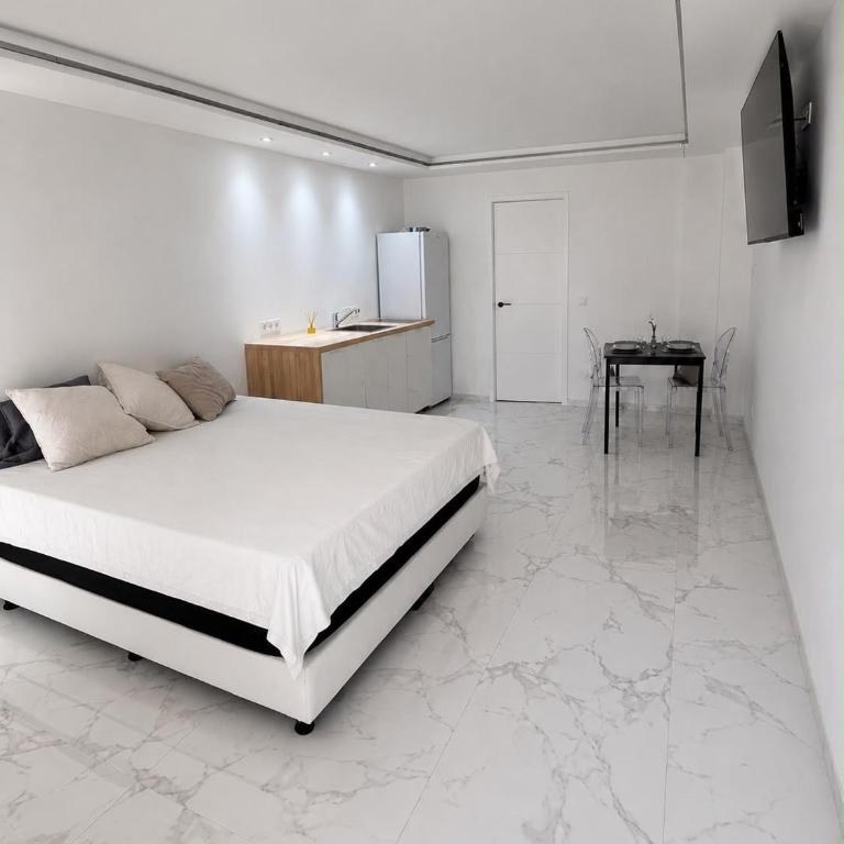 Modern Sea View Apartment with Terrace & free Parking - One-Bedroom Apartment - 2