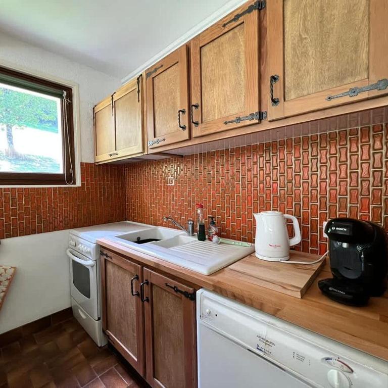 Central Location Walk to Ski Lift Sleeps 5 - Apartment - 8
