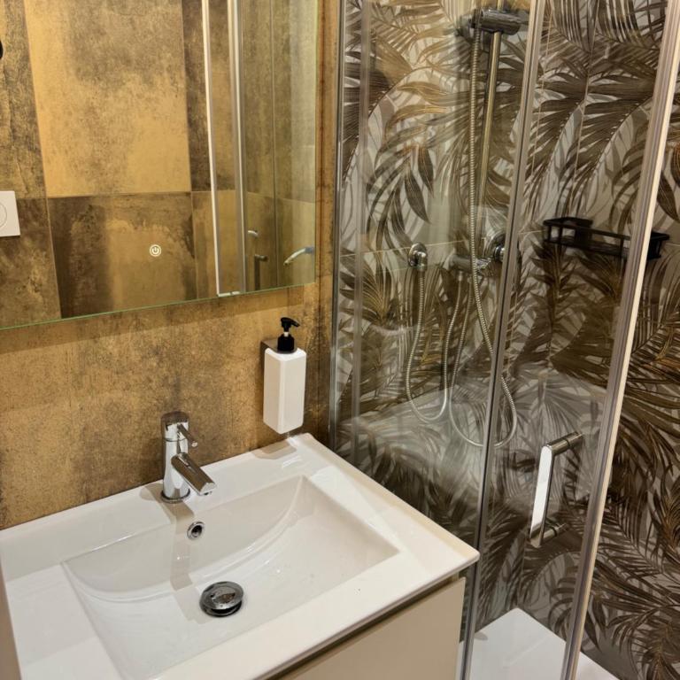 D'oro Hospitality - Deluxe Double Room - 19