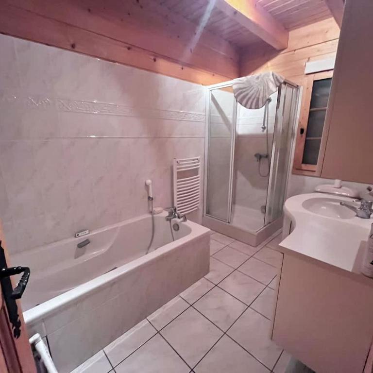 Mountain Chalet with Panoramic Views Sleeps 9 - Appartamento - 18