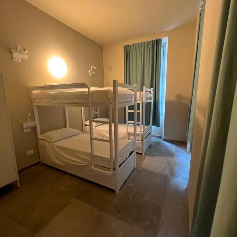 Carro Hostel - Monza Centro - Dormire bene Fare bene Scegli Bene! - Posto Letto in Dormitorio per 4 Persone - 1