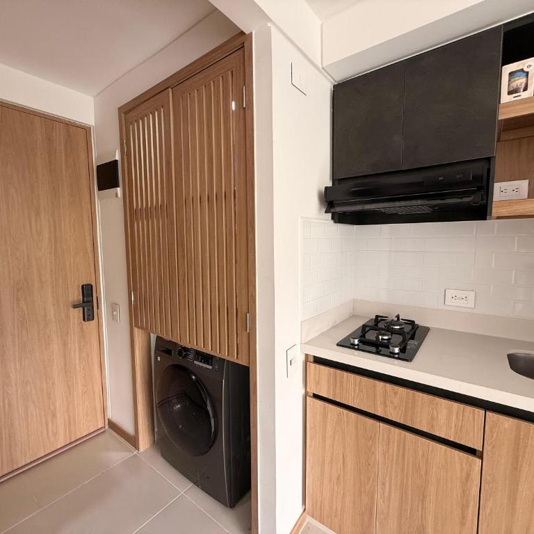Comfort & Convenience Styling Loft in the Heart of the University Distric - One-Bedroom Apartment - 4