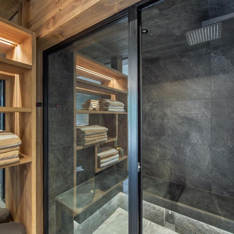 Chalet moderne avec piscine intérieure et hammam - FR-1-569-76 - Chalet - 10